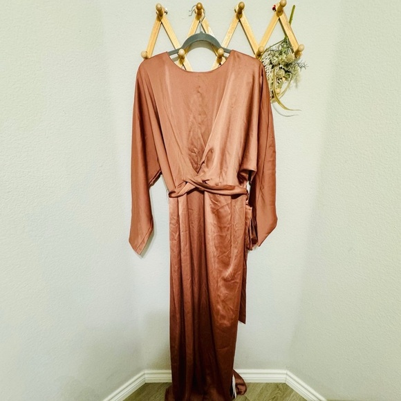 NWT! ASOS Design Curve Maxi Satin Batwing Wrap Waist Gala Formal Dress Sz 18 - Picture 1 of 6